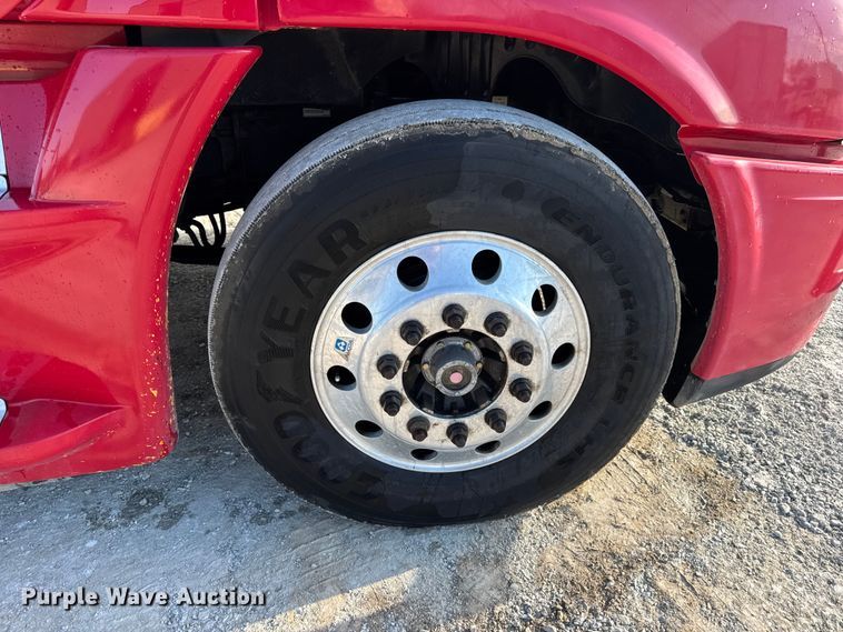 image for item DO2412 2015 Freightliner Cascadia Evolution semi truck