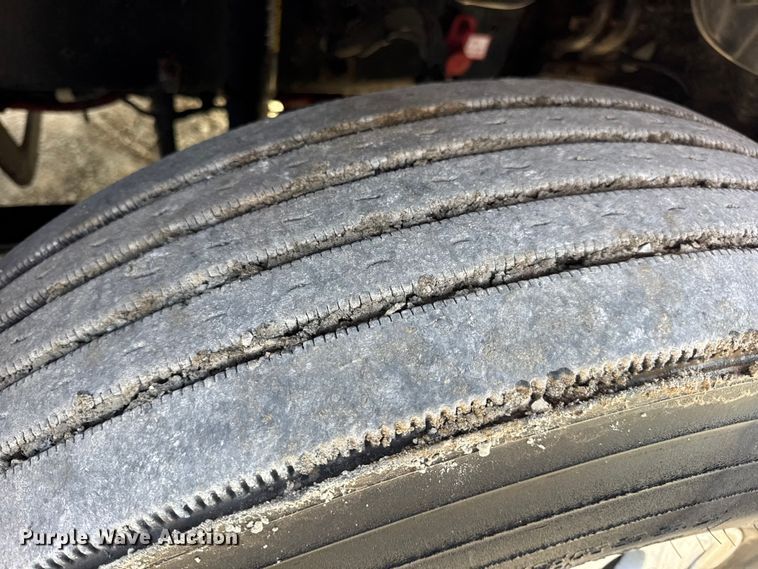 image for item DO2412 2015 Freightliner Cascadia Evolution semi truck