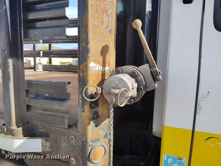 image for item DP5059 2007 GMC C6500 flatbed truck