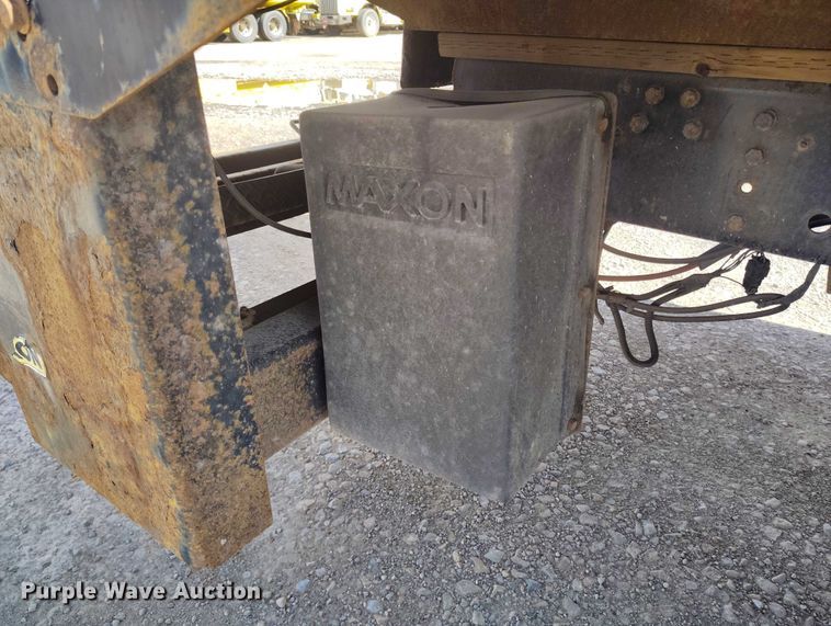 image for item DP5059 2007 GMC C6500 flatbed truck