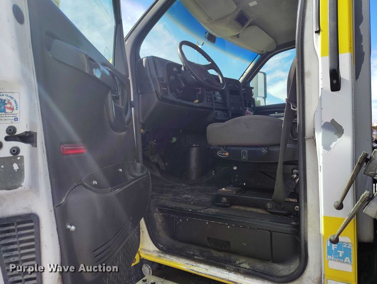 image for item DP5059 2007 GMC C6500 flatbed truck