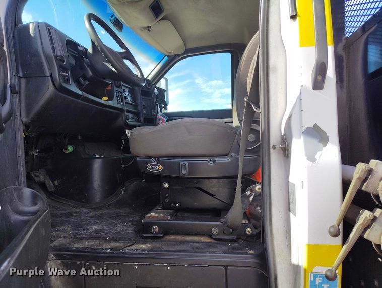 image for item DP5059 2007 GMC C6500 flatbed truck