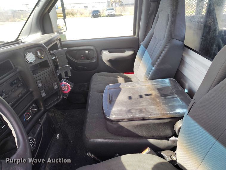 image for item DP5059 2007 GMC C6500 flatbed truck