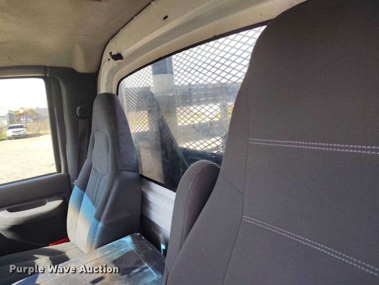 image for item DP5059 2007 GMC C6500 flatbed truck