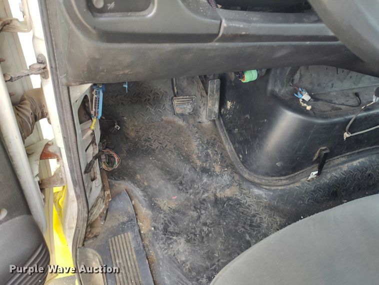 image for item DP5059 2007 GMC C6500 flatbed truck