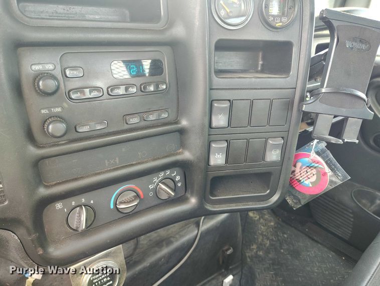 image for item DP5059 2007 GMC C6500 flatbed truck