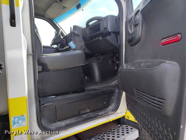 image for item DP5059 2007 GMC C6500 flatbed truck