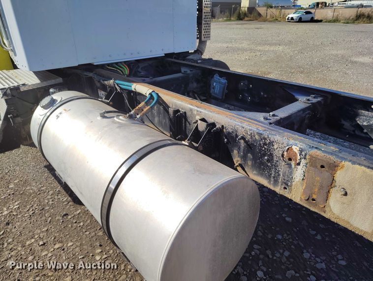 image for item DP5100 2011 Kenworth T370 truck cab and chassis