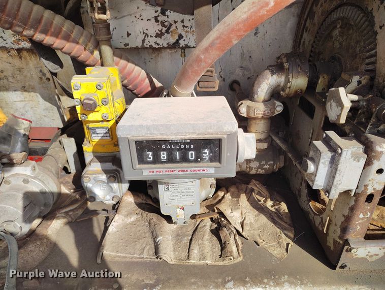 image for item DP5102 2001 Kenworth T800 fuel truck