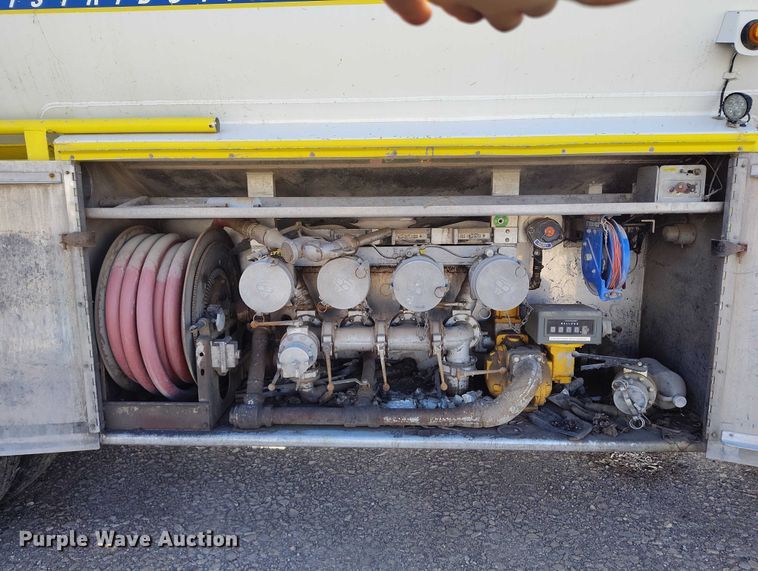 image for item DP5102 2001 Kenworth T800 fuel truck