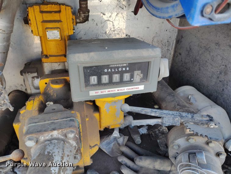 image for item DP5102 2001 Kenworth T800 fuel truck