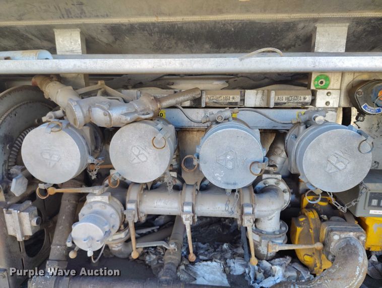 image for item DP5102 2001 Kenworth T800 fuel truck