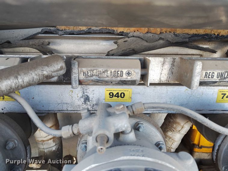 image for item DP5102 2001 Kenworth T800 fuel truck