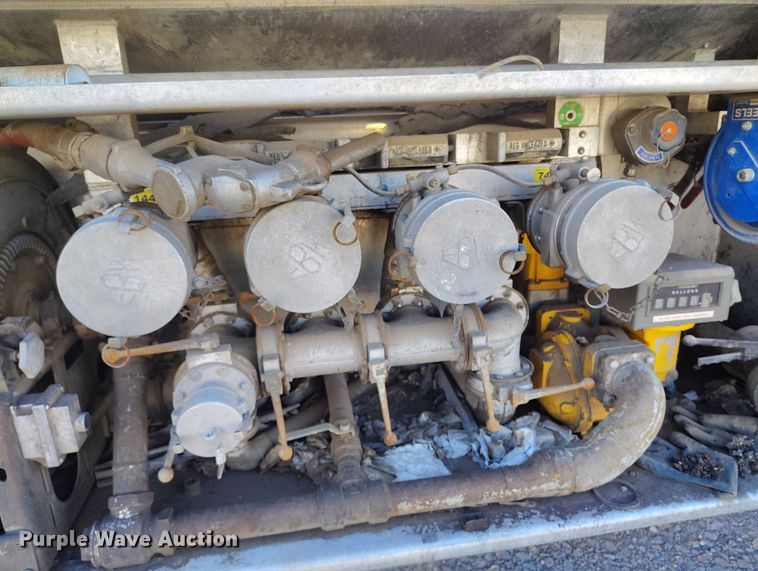 image for item DP5102 2001 Kenworth T800 fuel truck