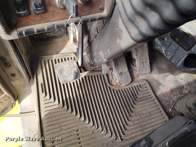 image for item DP5102 2001 Kenworth T800 fuel truck