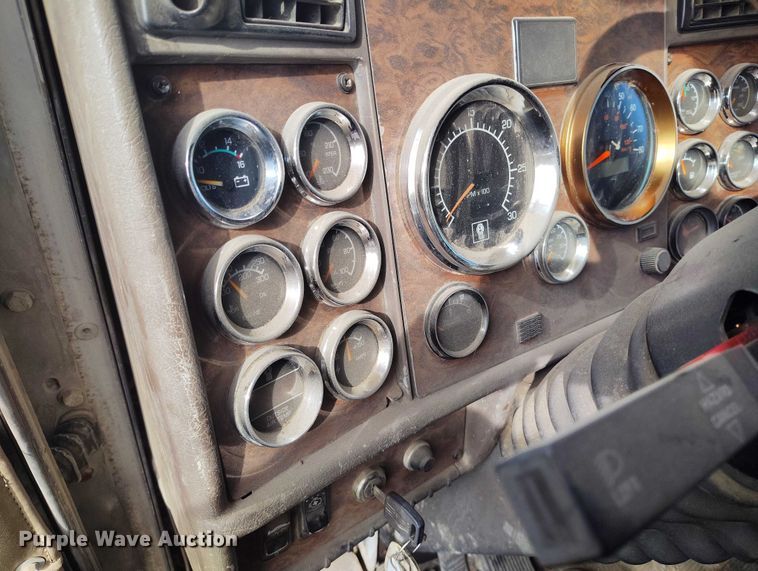 image for item DP5102 2001 Kenworth T800 fuel truck