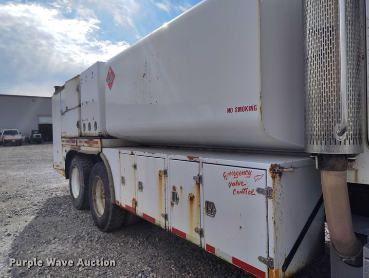 image for item DP5105 2009 Peterbilt 365 fuel / lube truck