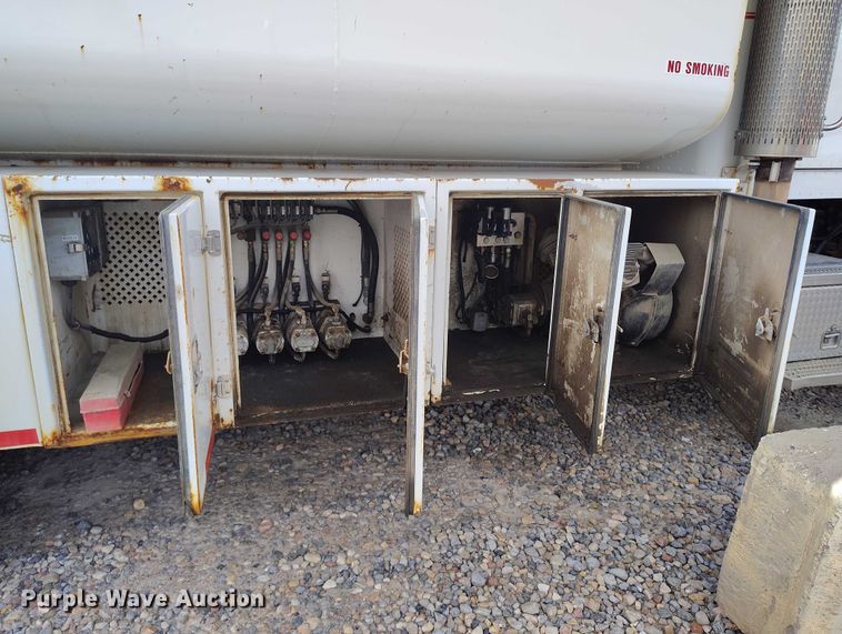 image for item DP5105 2009 Peterbilt 365 fuel / lube truck