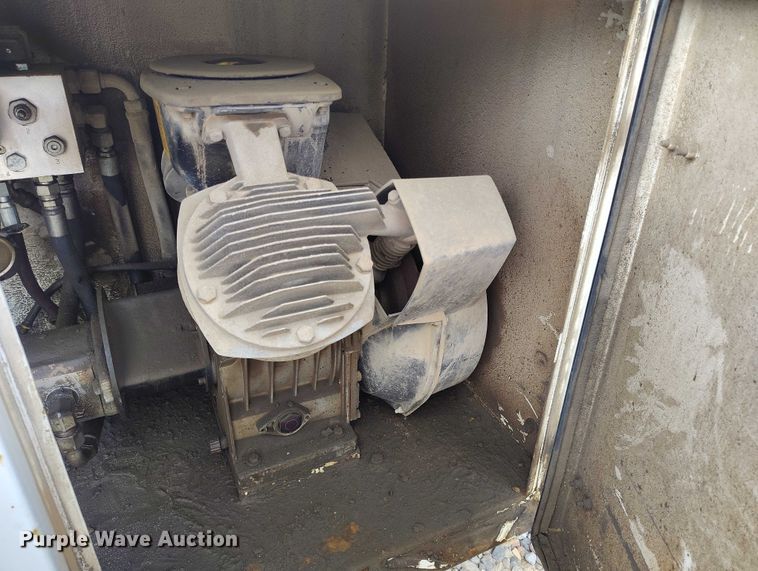 image for item DP5105 2009 Peterbilt 365 fuel / lube truck