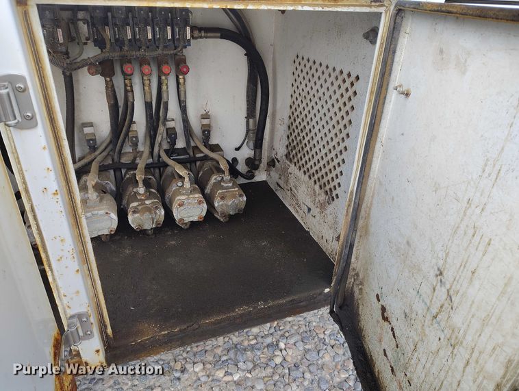 image for item DP5105 2009 Peterbilt 365 fuel / lube truck