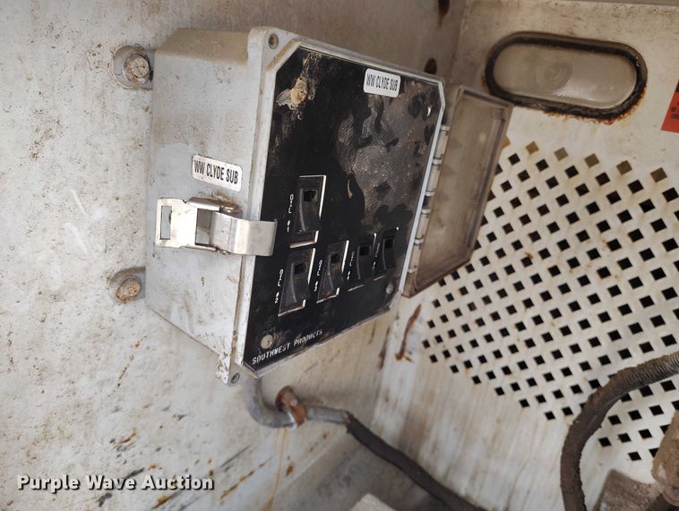 image for item DP5105 2009 Peterbilt 365 fuel / lube truck