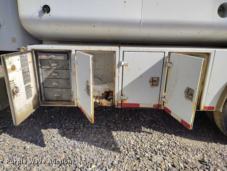 image for item DP5105 2009 Peterbilt 365 fuel / lube truck