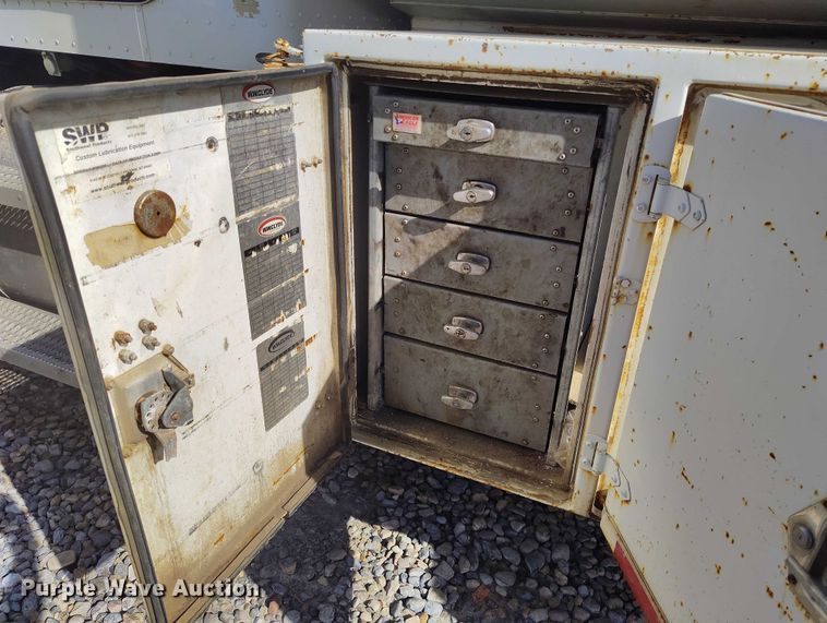 image for item DP5105 2009 Peterbilt 365 fuel / lube truck