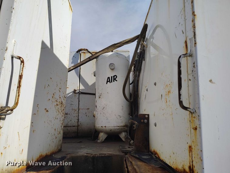 image for item DP5105 2009 Peterbilt 365 fuel / lube truck