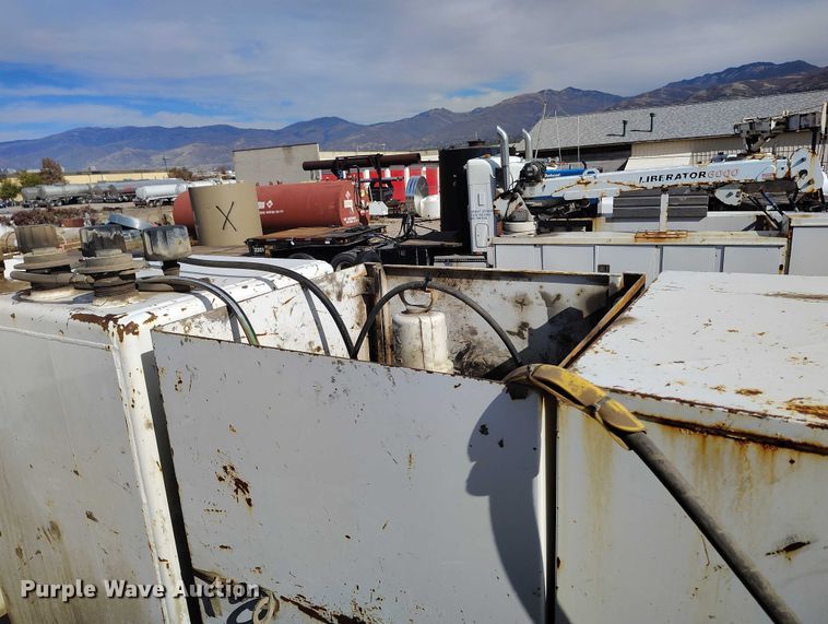 image for item DP5105 2009 Peterbilt 365 fuel / lube truck