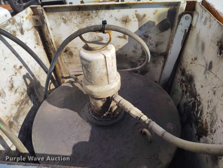 image for item DP5105 2009 Peterbilt 365 fuel / lube truck