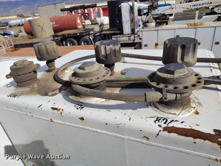 image for item DP5105 2009 Peterbilt 365 fuel / lube truck