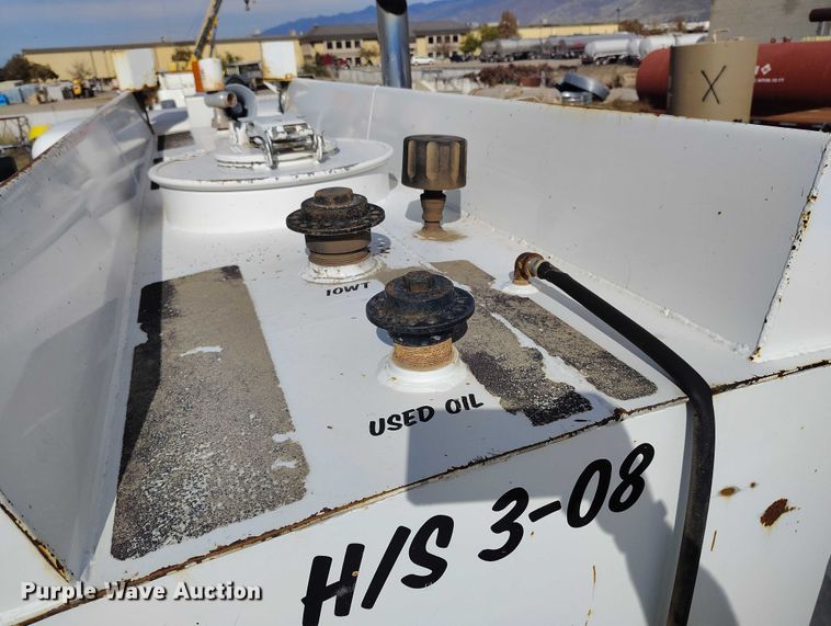 image for item DP5105 2009 Peterbilt 365 fuel / lube truck