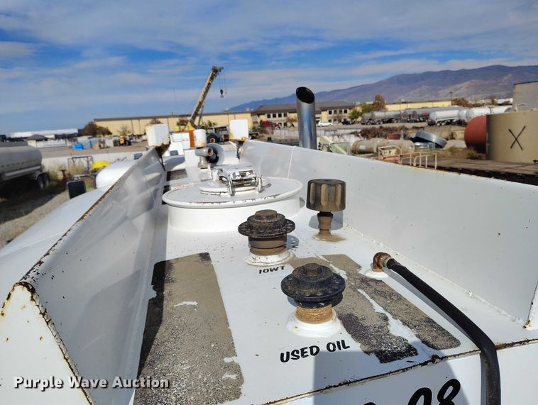 image for item DP5105 2009 Peterbilt 365 fuel / lube truck