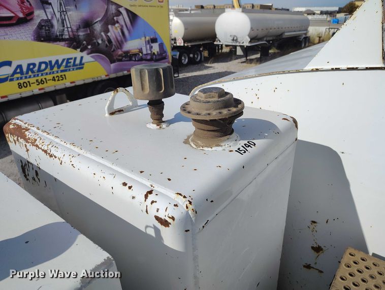 image for item DP5105 2009 Peterbilt 365 fuel / lube truck