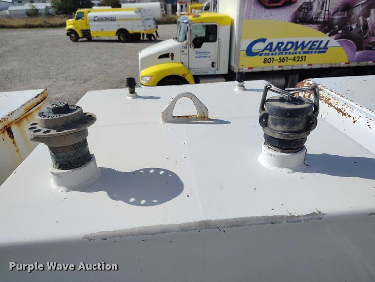 image for item DP5105 2009 Peterbilt 365 fuel / lube truck