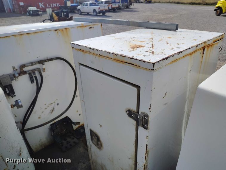 image for item DP5105 2009 Peterbilt 365 fuel / lube truck