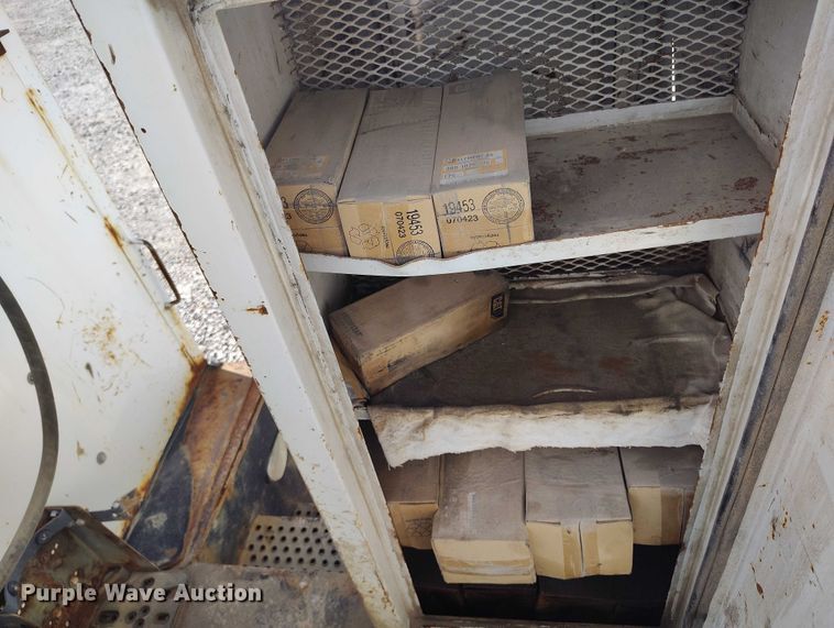 image for item DP5105 2009 Peterbilt 365 fuel / lube truck