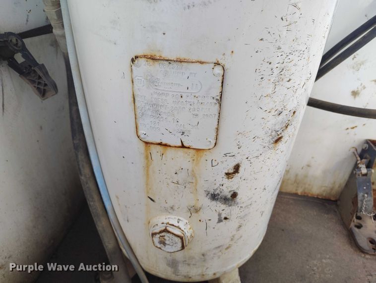 image for item DP5105 2009 Peterbilt 365 fuel / lube truck