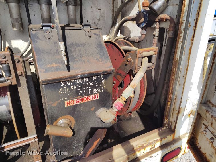 image for item DP5105 2009 Peterbilt 365 fuel / lube truck