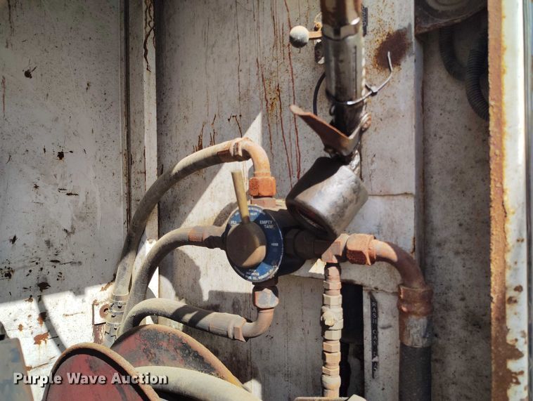 image for item DP5105 2009 Peterbilt 365 fuel / lube truck