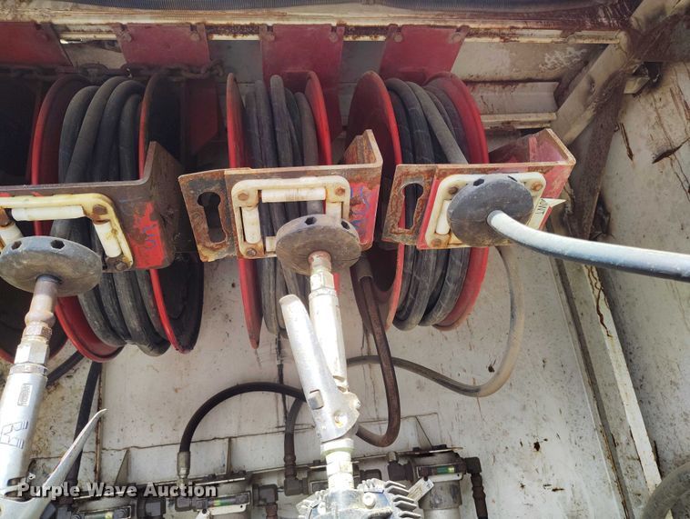 image for item DP5105 2009 Peterbilt 365 fuel / lube truck