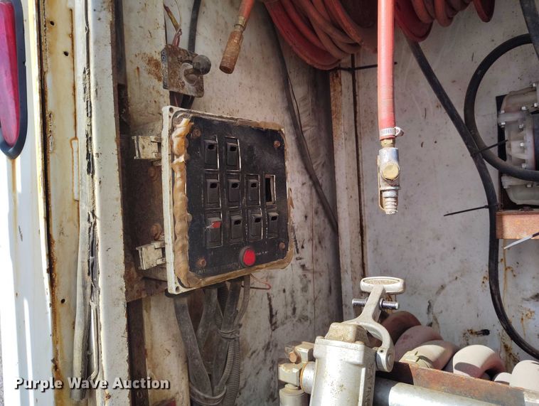 image for item DP5105 2009 Peterbilt 365 fuel / lube truck