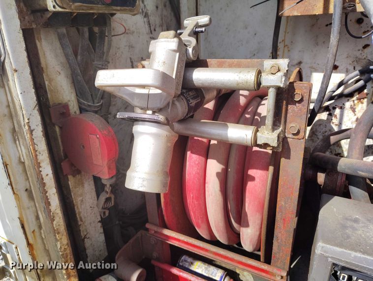 image for item DP5105 2009 Peterbilt 365 fuel / lube truck