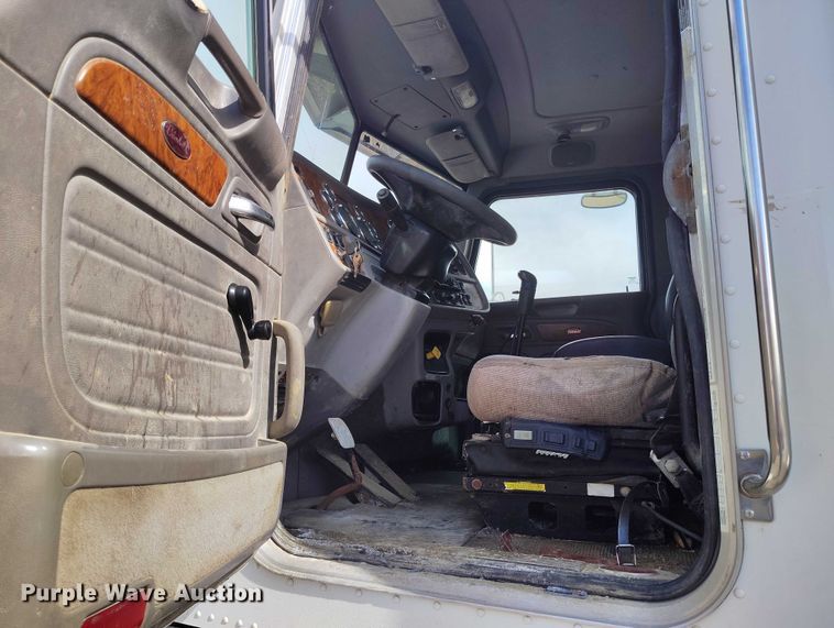 image for item DP5105 2009 Peterbilt 365 fuel / lube truck