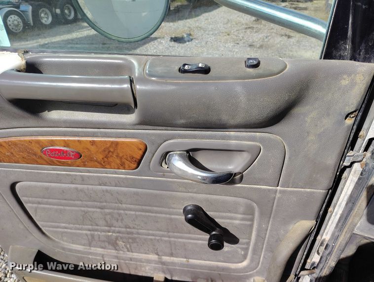 image for item DP5105 2009 Peterbilt 365 fuel / lube truck