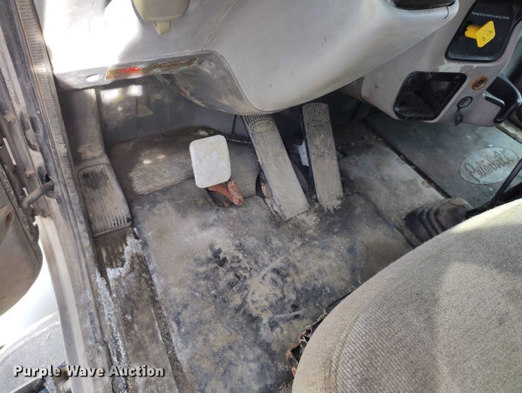 image for item DP5105 2009 Peterbilt 365 fuel / lube truck