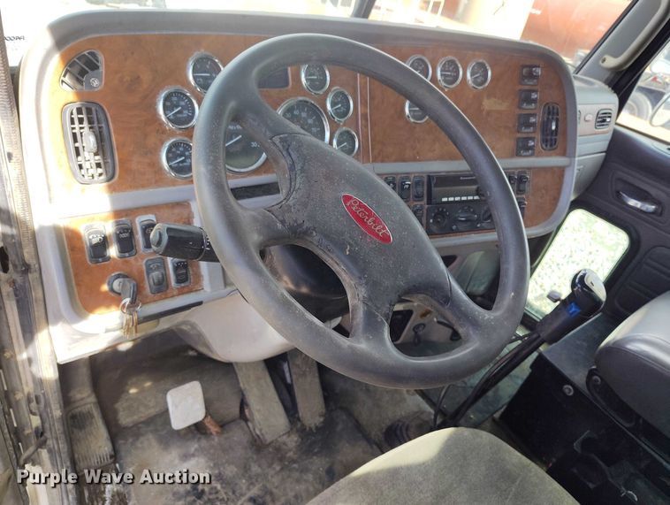 image for item DP5105 2009 Peterbilt 365 fuel / lube truck