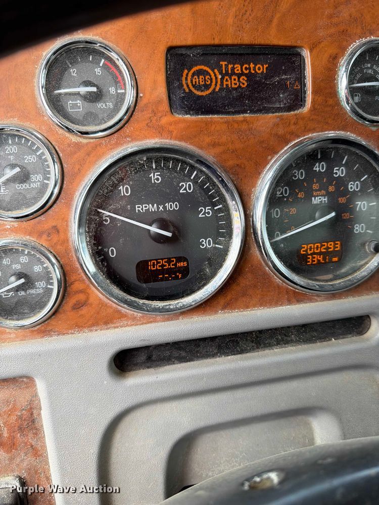 image for item DP5105 2009 Peterbilt 365 fuel / lube truck