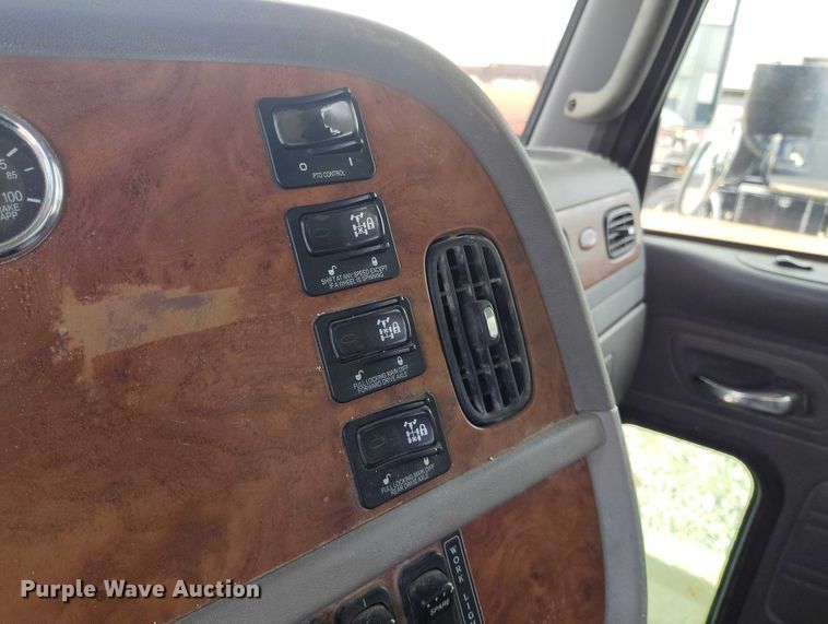 image for item DP5105 2009 Peterbilt 365 fuel / lube truck