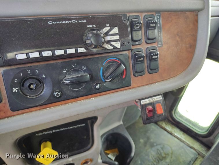 image for item DP5105 2009 Peterbilt 365 fuel / lube truck